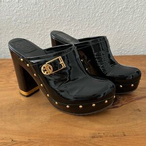 Tory Burch - blk patent leather clog